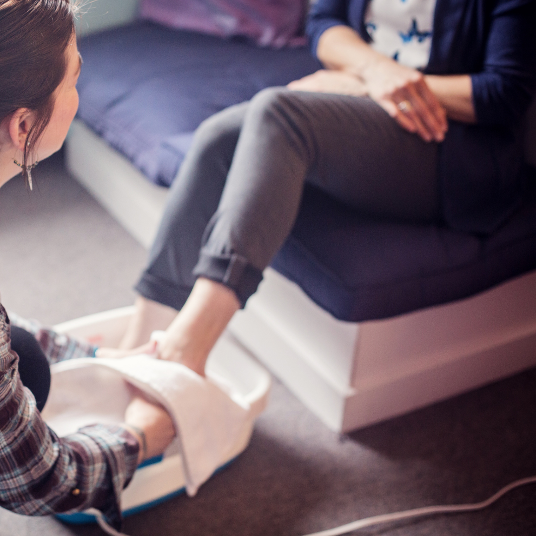 介護美容の施術風景：やさしいタッチで笑顔が生まれる様子