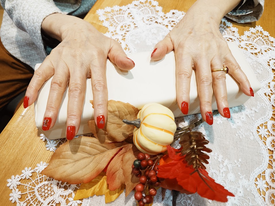 高齢者向け福祉ネイル。水性ネイルで指先をやさしく彩る様子