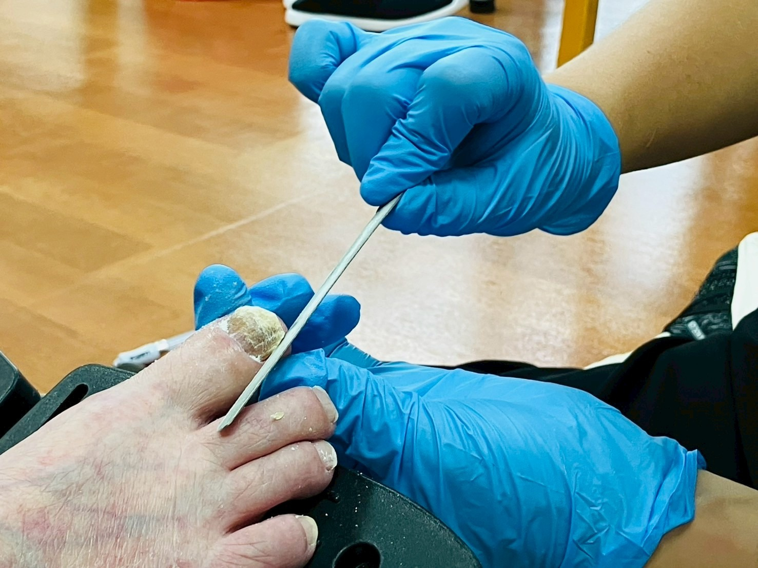 高齢者向けフットケア・爪ケアの施術風景