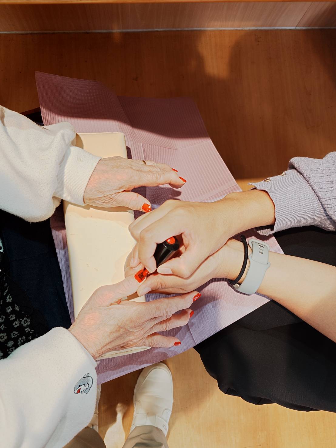 福祉ネイル施術中の写真