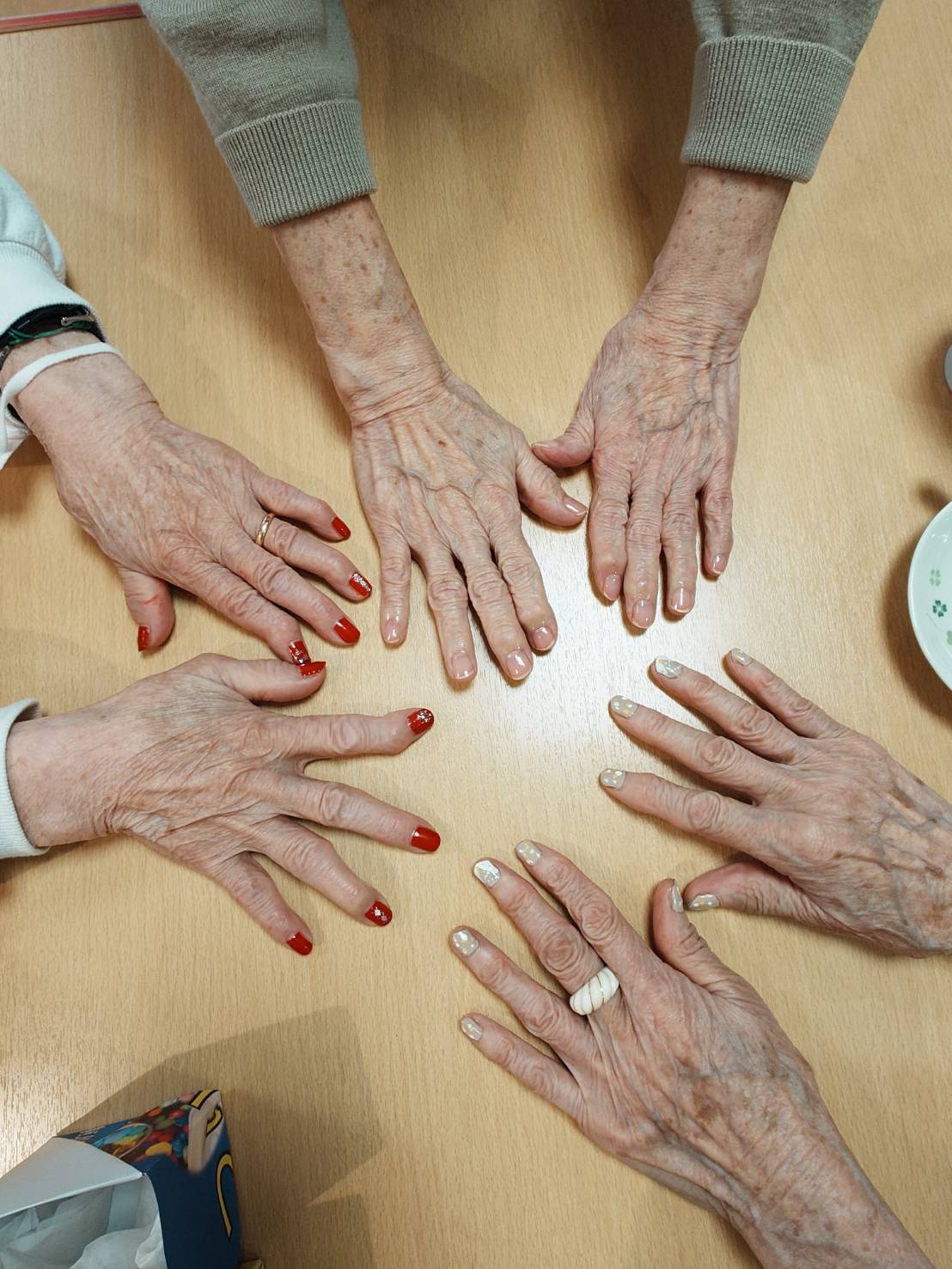 施設やご自宅で楽しむ高齢者の水性ネイル