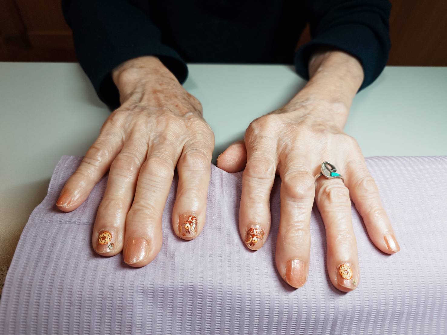 刺激の少ない水性ネイルを楽しむ様子